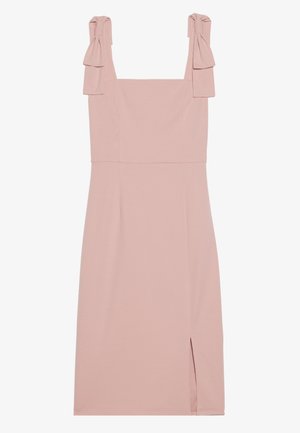 Ροζ φόρεμα με τετράγωνη λαιμόκοψη, χωρίς μανίκια και φιόγκους στους ώμους. Διαθέτει σχισμή στο πλάι και λεία υφή υφάσματος.