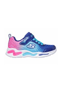 Chaussure de sport légère avec un design dégradé bleu et rose, une tige texturée et une semelle rembourrée. Présente une sangle et des accents décoratifs.
