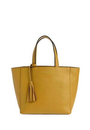 Sac fourre-tout en cuir jaune avec deux poignées et un détail de pompon assorti suspendu à l'une des poignées, surface texturée et unie.
