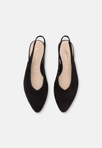 Tacchi slingback in suede nero con punta affusolata, lati con ritagli e hardware minimale. Presentano solette imbottite per un comfort ottimale.