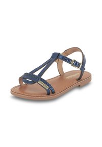 Sandalias de cuero azul con tiras trenzadas, suela plana y una correa de tobillo con hebilla. Textura suave con un diseño minimalista.