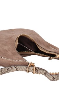 Borsa a tracolla in camoscio marrone con una cerniera dorata, caratterizzata da una tracolla con motivo a serpente e scomparti interni. Aperta per mostrare i dettagli interni.