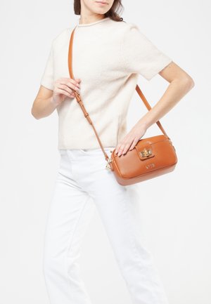 Borsa a tracolla in pelle marrone con una finitura testurizzata, forma rettangolare, dettagli in oro e tracolla regolabile, mostrata su uno sfondo chiaro.