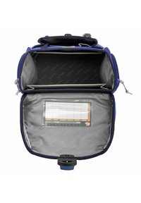 Borsa sportiva blu navy con interno grigio, chiusura con zip, due tasche e una tasca trasparente per etichette o schede all'interno.