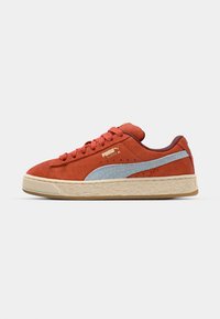 Puma Suede XL tenisice imaju gornji dio od crvenog suedea, svijetloplavu bočnu prugu, teksturiranu bež srednju međupodlogu i okrugle vezice.