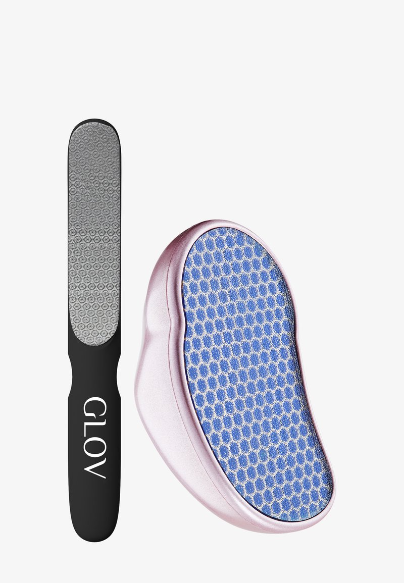 Fußfeilen-Set mit einem schwarzen Griff und einer strukturierten silbernen Oberfläche, neben einer rosa ergonomischen Basis mit einem blauen Wabenmuster.