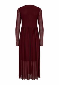 Rochie lungă burgundă cu mâneci lungi, talie plissată, mâneci transparente cu buline și fustă fluidă și transparentă, având un decolteu rotund.