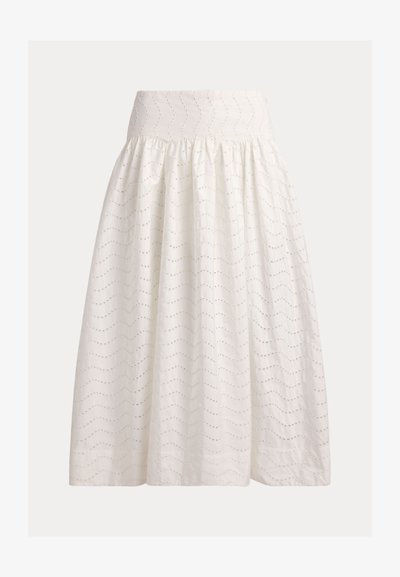 Λευκή φούστα μέσης μήκους με ψηλή μέση και διακριτικό κυματιστό σχέδιο με μικρές οπές σε όλο το ύφασμα.