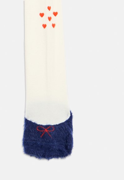 Baltas zeķes ar sešām mazām sarkankārtām near the cuff un pūkainu tumši zilu pirkstu, kas rotāts ar sarkanu loki.