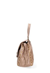 Borsa in pelle marrone dal design morbido, adornata con borchie dorate lungo un lato e una tracolla per il trasporto.