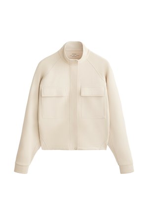 Beige cropped jack met een gestructureerd materiaal, voorzien van een hoge kraag, een sluiting met knopen aan de voorkant en twee borstzakken met kleppen.