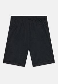 Calções atléticos pretos com cintura elástica e acabamento em rede nas bainhas, dispostos planos sobre um fundo branco.