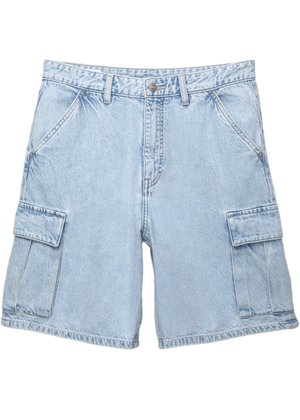 Pantaloni cargo in denim azzurro chiaro con vestibilità rilassata, dotati di due ampie tasche laterali, cinque passanti per la cintura e chiusura con bottone.