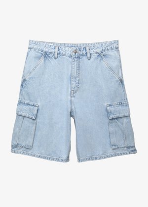 Lichtblauwe denim cargoshorts met een relaxed fit, voorzien van twee grote zijzakken, vijf riemlussen en een knoopsluiting.