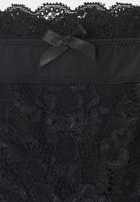 Schwarzer Spitzenstrumpfhalter mit floralen Mustern, ausgestattet mit einer glatten Satinband-Schleife und einem soliden Bund oben. Strukturiertes und zartes Design.
