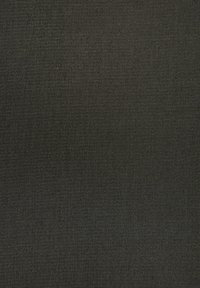 Schwarzer gewebter Stoff mit strukturierter Oberfläche, der ein gleichmäßiges Muster aufweist und ein mittleres Gewicht hat, das für verschiedene Anwendungen geeignet ist.