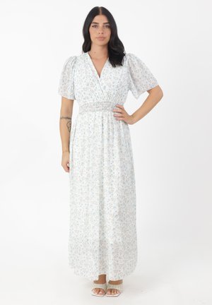 Blumenkleid im Maxi-Stil mit Wickelausschnitt, kurzen Puffärmeln und einem gerafften Taillenbereich. Hellblaue Blumen auf weißem Hintergrund, fließender Stoff.