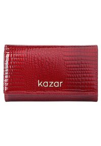 Portofel roșu din piele cu textură de crocodil, având un logo auriu "kazar" pe față și un design elegant cu clapetă.