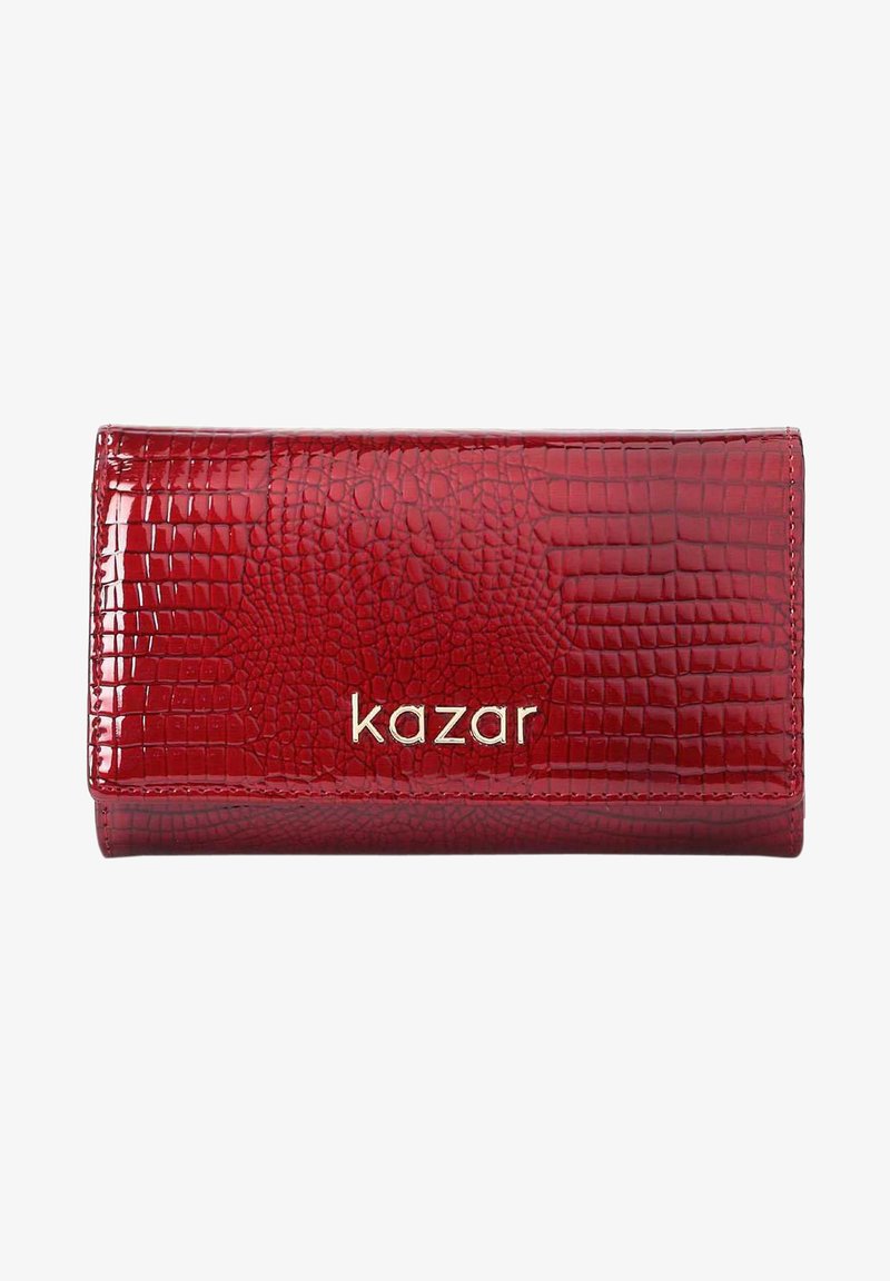 Rode leren portemonnee met een krokodillenstructuur, voorzien van een gouden "kazar" logo aan de voorkant en een slank flapdesign.