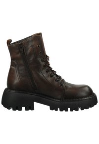 Botas de cuero marrón hasta el tobillo con una suela negra gruesa, que cuentan con una cremallera lateral y cordones para ajuste. Acabado texturizado y puntera reforzada.
