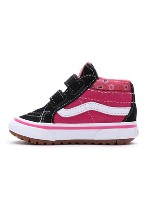 Baskets montantes noires et roses avec des bandes Velcro, des coutures blanches et une semelle en caoutchouc texturée. Doublure en polaire avec un motif rose.
