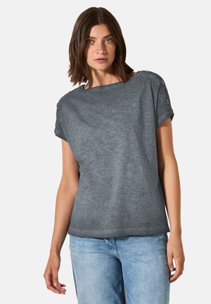 Grå kortærmet t-shirt med en afslappet pasform, der har en bred halsudskæring og knapdetaljer på skuldrene. Blødt, tekstureret stof.