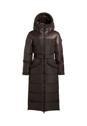 Lange, puffy bruine jas met een met bont gevoerde capuchon, een riem in de taille en grote voorzakken; gequilt textuur in variërende tinten.