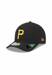 Gorra de béisbol negra con un ajuste estructurado que presenta un logo bordado en amarillo con la letra "P" en la parte frontal y múltiples etiquetas en el costado y debajo de la visera.