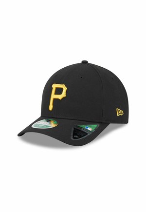 Casquette de baseball noire avec une coupe structurée, arborant un logo "P" brodé en jaune à l'avant et plusieurs étiquettes sur le côté et sous le visière.