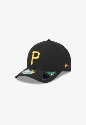 Gorra de béisbol negra con un ajuste estructurado que presenta un logo bordado en amarillo con la letra "P" en la parte frontal y múltiples etiquetas en el costado y debajo de la visera.