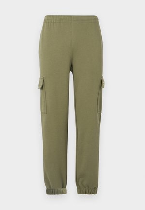 Olive roheline kerge kangaga cargo püksid, mis on varustatud küljetaskutega, elastse taljega ja kitsenevate sääreotstega, et pakkuda mugavat istuvust.