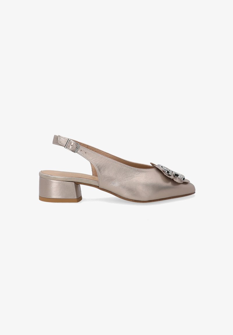 Beige Leder Slingback Schuh mit spitzem Schuhkopf, niedrigem Blockabsatz und einem dekorativen Schleifenakzent an der Seite. Glatte Textur und minimalistisches Design.