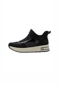 Des chaussures de sport noires avec une tige texturée, des accents brillants et une semelle rembourrée avec une bande crème et une languette à l'arrière.