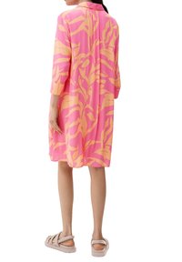 s.Oliver MIT CRÊPESTRUKTUR - Freizeitkleid - pink