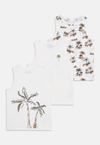 Trois débardeurs : un blanc avec un imprimé de palmier, un blanc avec un palmier brodé, et un motif avec des scènes tropicales et des palmiers.