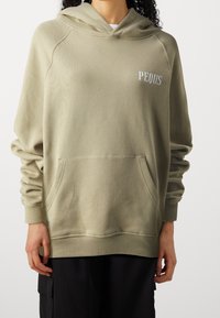 PEQUS Jersey con capucha - olive