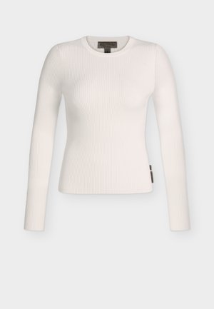 Λευκό ριγωτό εφαρμοστό πουλόβερ με μακριά μανίκια, στρογγυλή λαιμόκοψη και μικρές ετικέτες επωνυμίας στη ραφή στο πλάι.