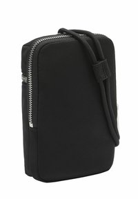 Czarna, nylonowa torba na ramię o prostokątnym kształcie, z srebrnym zamkiem błyskawicznym i regulowanym paskiem. Gładka tekstura z minimalistycznym wzornictwem.