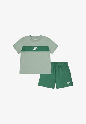 Nike Sportswear, ENSEMBLE 2 PIÈCES - Short - green