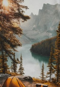 Cort portocaliu și foc de tabără lângă un lac înconjurat de copaci veșnic verzi și munți înalți sub o lumină blândă a soarelui.