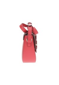 Borsa a mano strutturata rossa con una texture liscia, tracolla regolabile e dettagli in metallo color oro. La vista laterale mostra una forma rettangolare compatta.