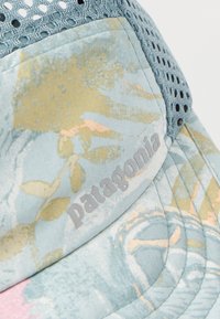 Καπέλο Patagonia με ανοιχτό μπλε και μπεζ λουλουδάτο σχέδιο και διαπνέον πίσω μέρος με δίχτυ.