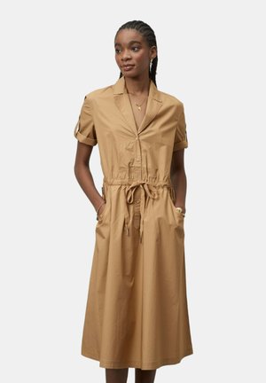 Abito tan a maniche corte con colletto, vita elastica, doppie tasche e vestibilità comoda, realizzato in tessuto morbido.