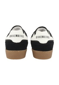 černobílé tenisky ze sem zajíce a kůže, kulatého tvaru, ploché gumové podešev a značka "BIKKEMBERGS" na zadní straně.