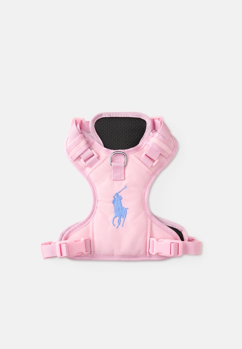 Rosa Hundegeschirr mit gepolstertem Mesh-Innenfutter, verstellbaren Gurten, D-Ring zur Leinenbefestigung und einem blauen gestickten Logodetail.