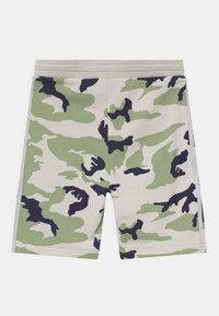 Gröna och beige kamouflage-shorts med mörka accenter, tillverkade av mjukt tyg, med ett fast midjeband och sidostycken för extra design.