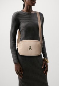 Patrizia Pepe BAG - Torba čez telo - camel/beige