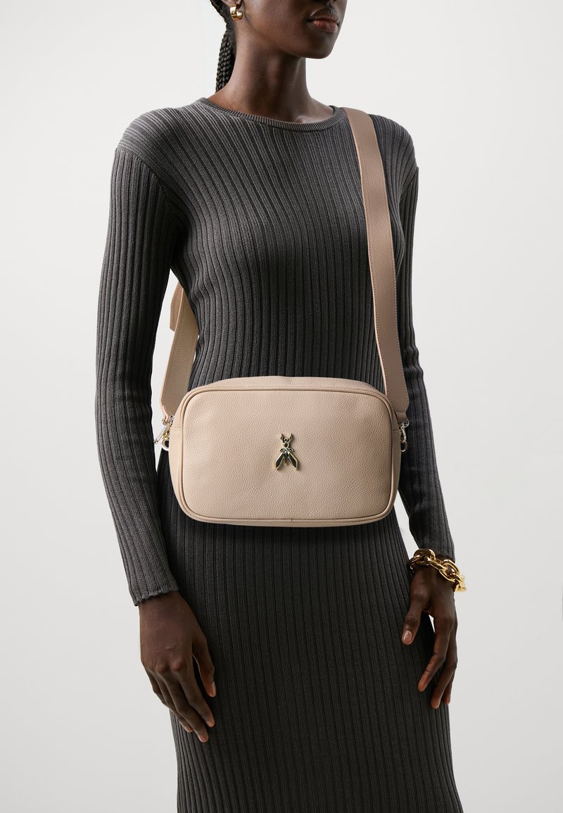 Patrizia Pepe BAG - Torba čez telo - camel/beige