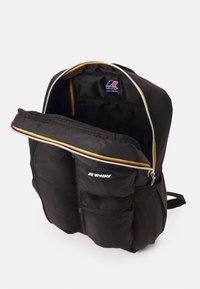 Zaino in nylon nero con apertura zip e due tasche frontali. Caratterizzato da strisce a colori e un'etichetta con logo all'interno.