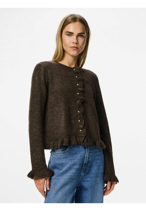 Brauner gestrickter Cardigan mit rundem Halsausschnitt, Knopfleiste, Rüschensaum und langen Ärmeln mit Rüschensäumen. Fünf kleine Knöpfe zieren die Vorderseite.